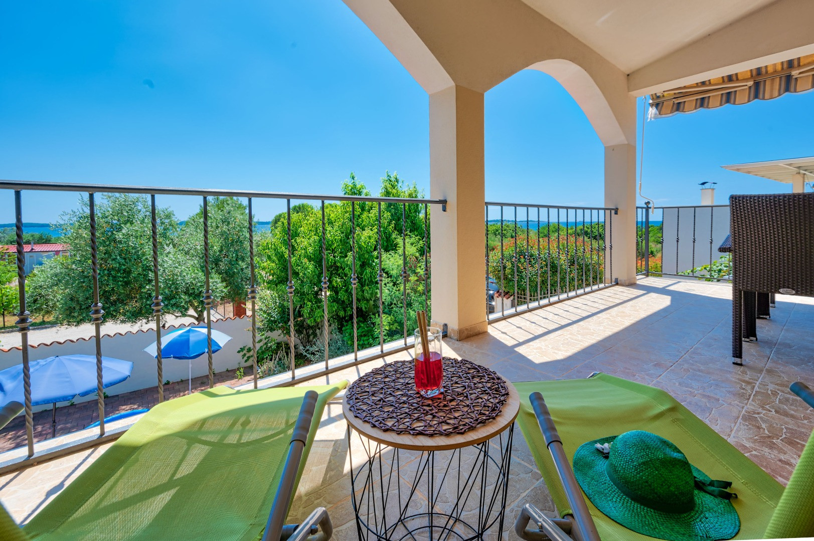 Teuta Apartments with a beach and sea view - Located in village of Peroj, 10 km from Pula, Teuta Apartments with a view of the beach and sea, Peroj, Istria, Croatia Vodnjan