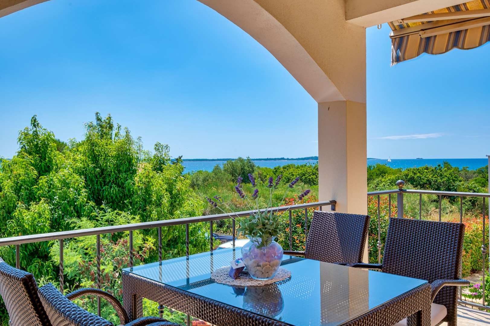Teuta Apartments with a beach and sea view - Located in village of Peroj, 10 km from Pula, Teuta Apartments with a view of the beach and sea, Peroj, Istria, Croatia Vodnjan