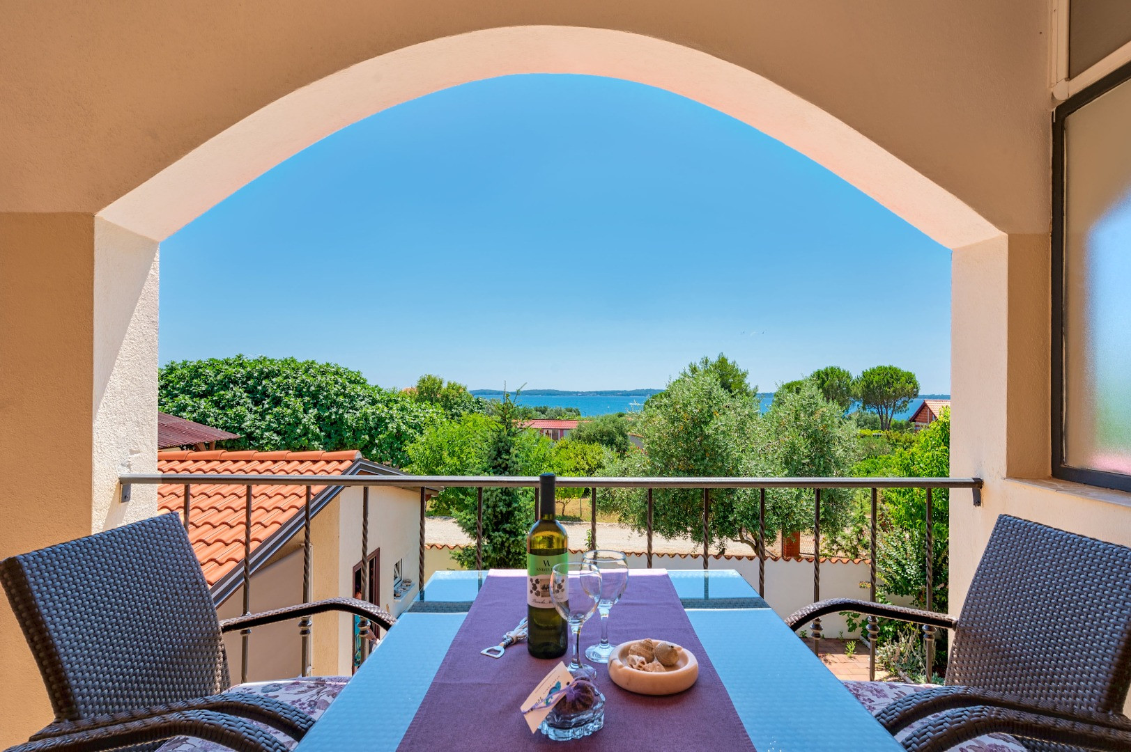 Teuta Apartments with a beach and sea view - Located in village of Peroj, 10 km from Pula, Teuta Apartments with a view of the beach and sea, Peroj, Istria, Croatia Vodnjan